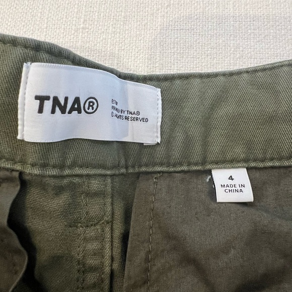 TNA Aritzia Cargo Pants size 4 - Picture 4 of 6